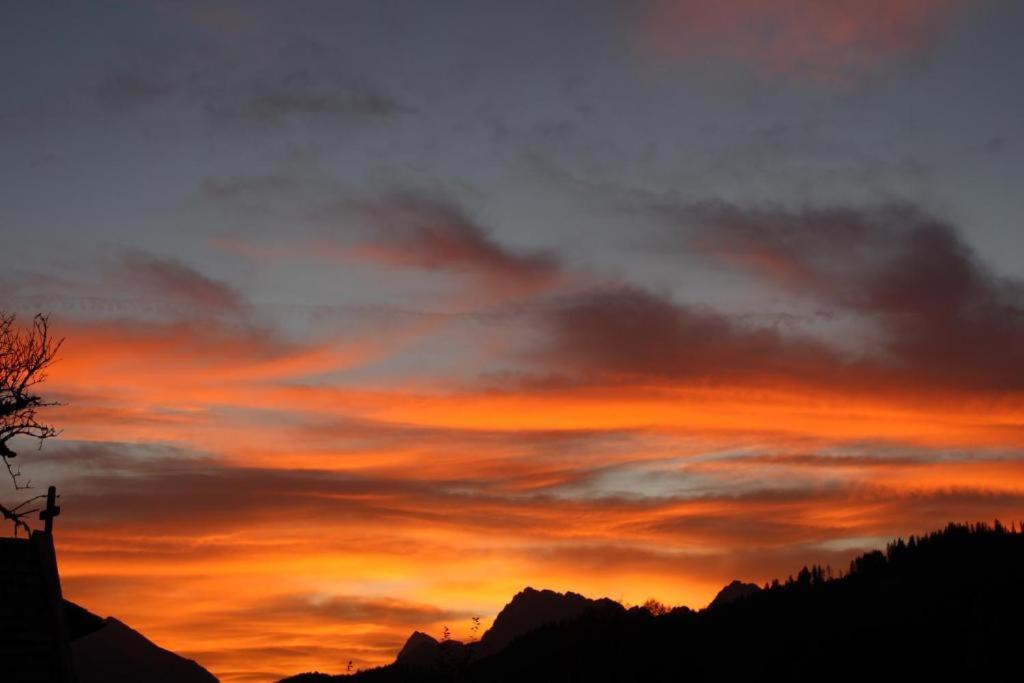 Pfeiffer Alm Am Sonnenhang Mit Blick Auf Die Zugspitze 加爾米施-帕滕基興 外观 照片